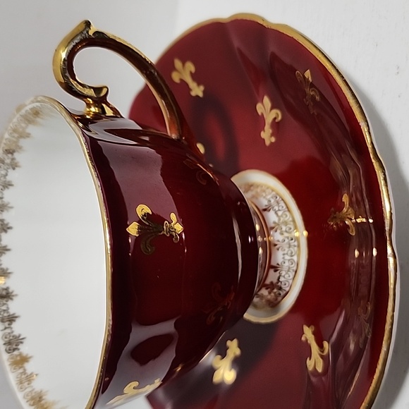 Vintage Blood Red Tea Cup and Saucer and Gold Fleur de Lis, Made by Windsor - Picture 6 of 7